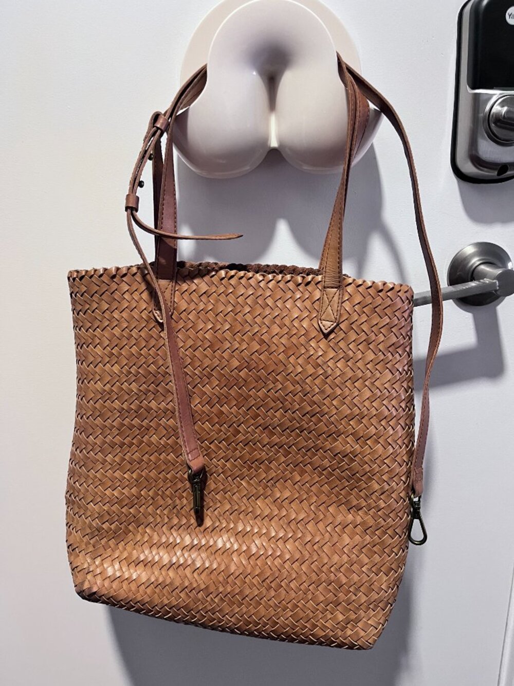 Madewell Medium Transport Tote in Woven Leather. - Picture 2 of 8